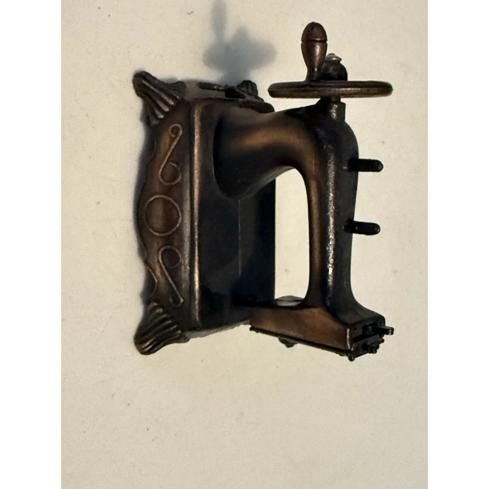 Vintage Bronze Metal Antique Sewing Machine Mini Pencil Sharpener